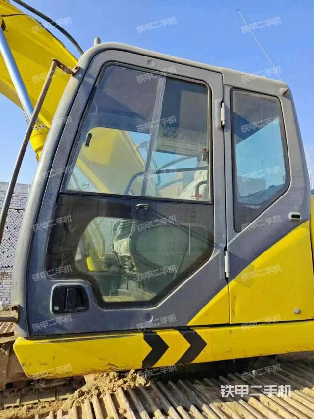 駕駛室頂部(整機(jī)外觀) 駕駛室頂部(整機(jī)外觀)