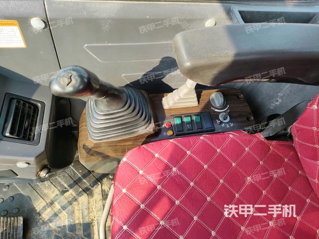 座椅右側(cè)控制臺/鑰匙門/油門/含右手柄(駕駛室部分) 座椅右側(cè)控制臺/鑰匙門/油門/含右手柄(駕駛室部分)