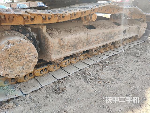 單側(cè)履帶整體(整機(jī)外觀) 單側(cè)履帶整體(整機(jī)外觀)