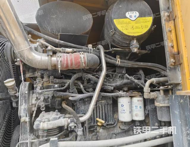 發(fā)動機(jī)右側(cè)（整機(jī)外觀及大件）