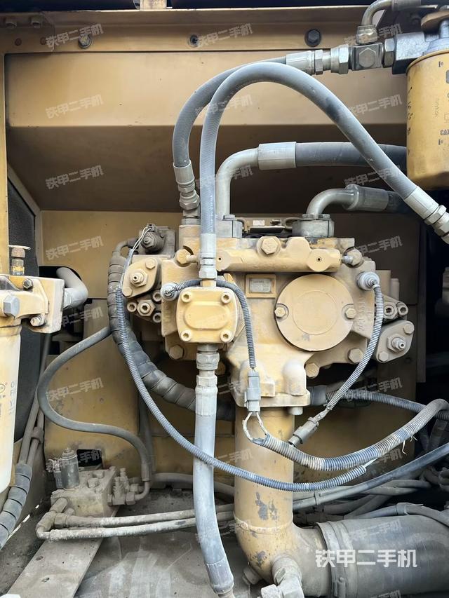 液壓泵艙室正面整體（整機外觀）