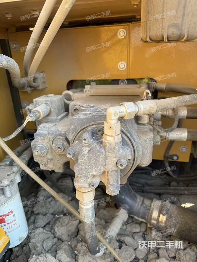 液壓泵艙室正面整體(整機(jī)外觀) 液壓泵艙室正面整體(整機(jī)外觀)