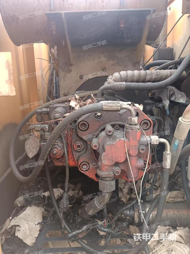 液壓泵艙室正面整體(整機(jī)外觀) 液壓泵艙室正面整體(整機(jī)外觀)