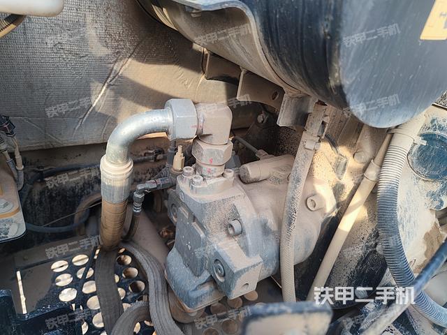 液壓泵艙室正面整體（整機外觀）