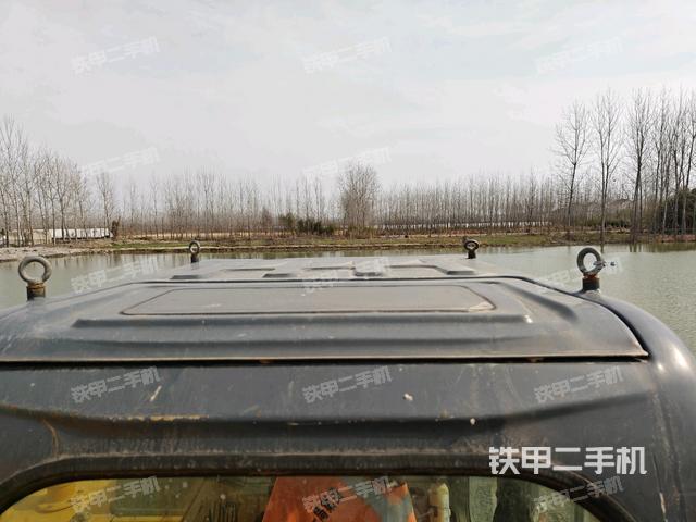 駕駛室頂部(整機(jī)外觀) 駕駛室頂部(整機(jī)外觀)