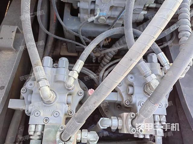 回转马达和主控阀（整机外观）