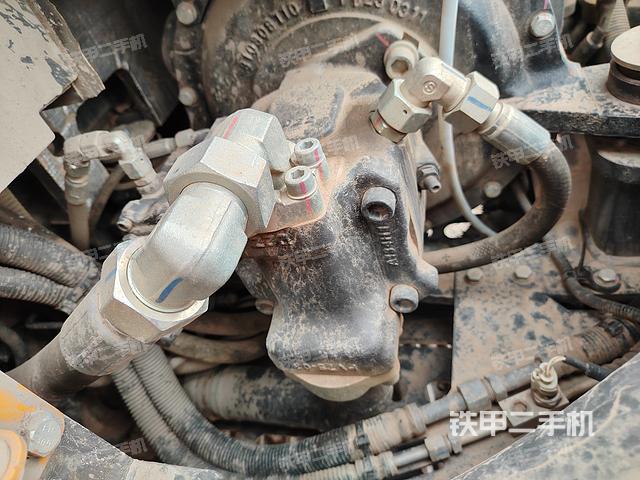 液壓泵艙室正面整體(整機外觀) 液壓泵艙室正面整體(整機外觀)