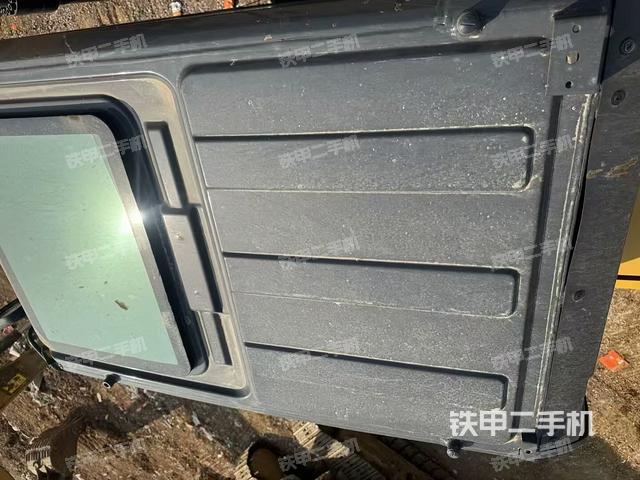 駕駛室頂部(整機(jī)外觀) 駕駛室頂部(整機(jī)外觀)