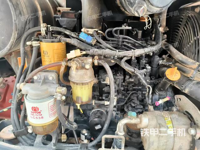 液压泵舱室正面整体（整机外观）