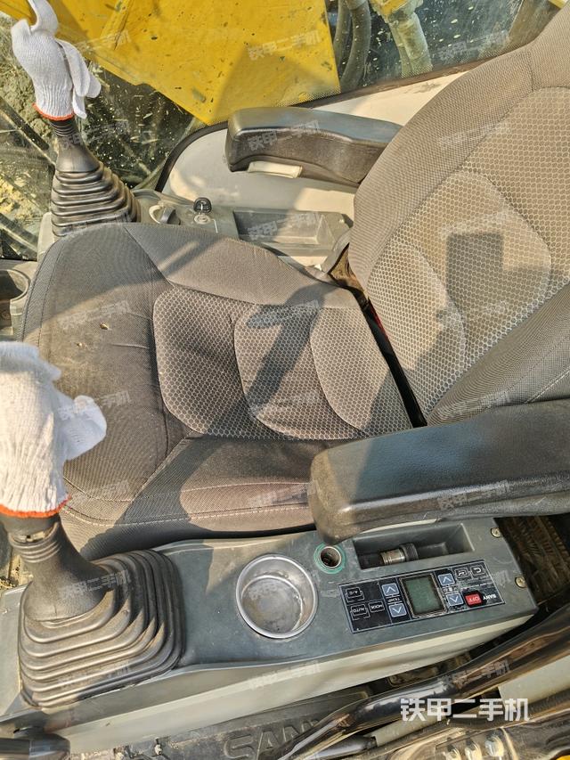 駕駛室整體(整機(jī)外觀) 駕駛室整體(整機(jī)外觀)
