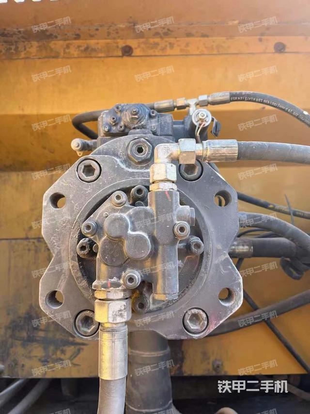 液压泵舱室正面整体（整机外观）