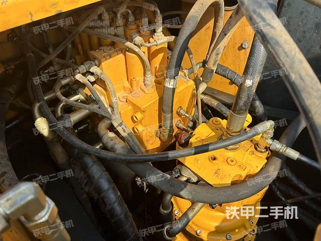 回轉(zhuǎn)馬達(dá)和主控閥(整機(jī)外觀) 回轉(zhuǎn)馬達(dá)和主控閥(整機(jī)外觀)
