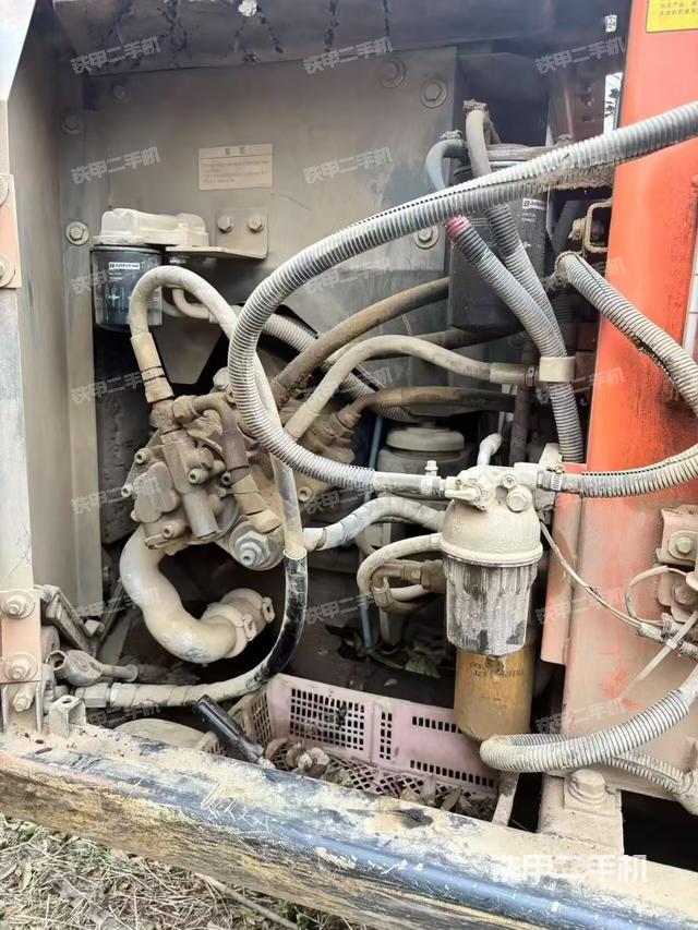 液壓泵艙室正面整體(整機(jī)外觀) 液壓泵艙室正面整體(整機(jī)外觀)