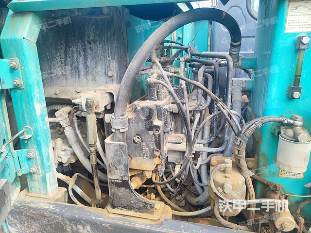 回转马达和主控阀（整机外观）