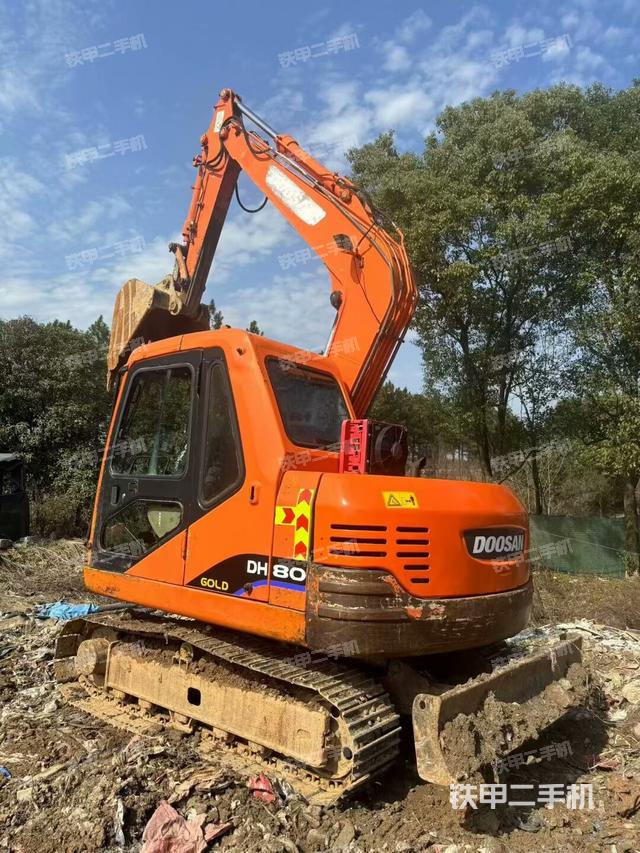 駕駛室頂部(整機(jī)外觀) 駕駛室頂部(整機(jī)外觀)