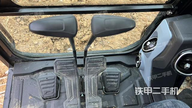 行走控制手柄和踏板?俯拍（駕駛室部分）