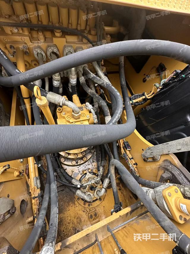 回转马达和主控阀（整机外观）