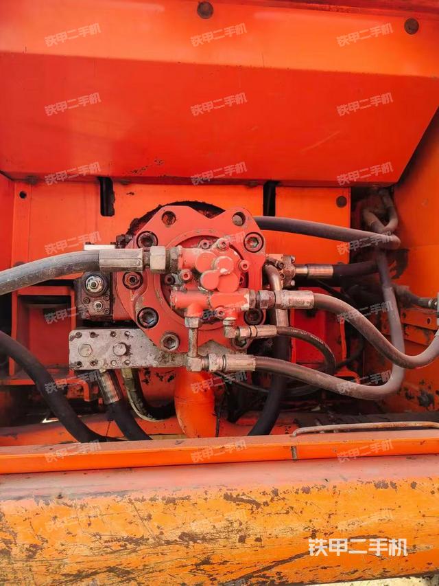 液压泵舱室正面整体（整机外观）