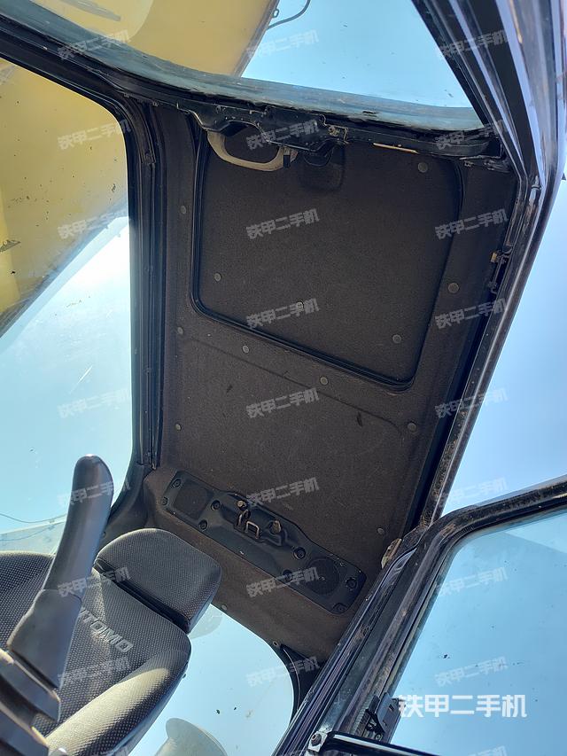 駕駛室頂部(整機(jī)外觀) 駕駛室頂部(整機(jī)外觀)