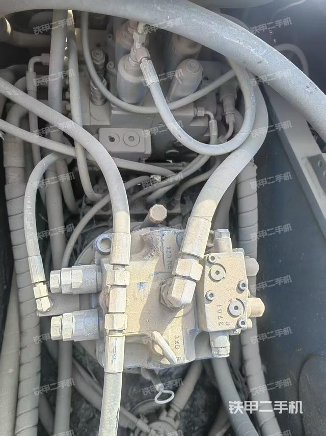 回轉(zhuǎn)馬達(dá)和主控閥(整機(jī)外觀) 回轉(zhuǎn)馬達(dá)和主控閥(整機(jī)外觀)