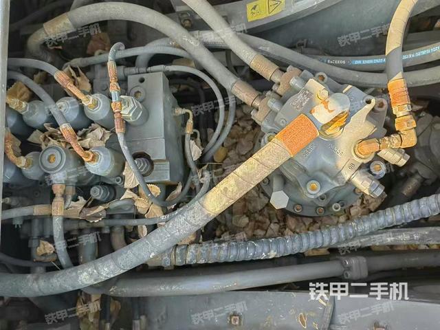 回轉(zhuǎn)馬達(dá)和主控閥(整機(jī)外觀) 回轉(zhuǎn)馬達(dá)和主控閥(整機(jī)外觀)