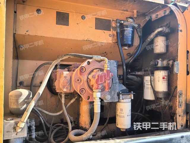 液压泵舱室正面整体（整机外观）