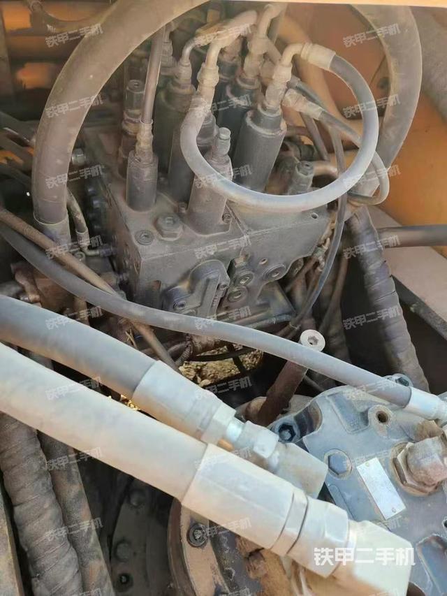 回轉(zhuǎn)馬達(dá)和主控閥（整機(jī)外觀）