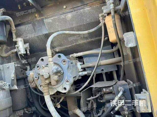 液壓泵艙室正面整體(整機(jī)外觀) 液壓泵艙室正面整體(整機(jī)外觀)