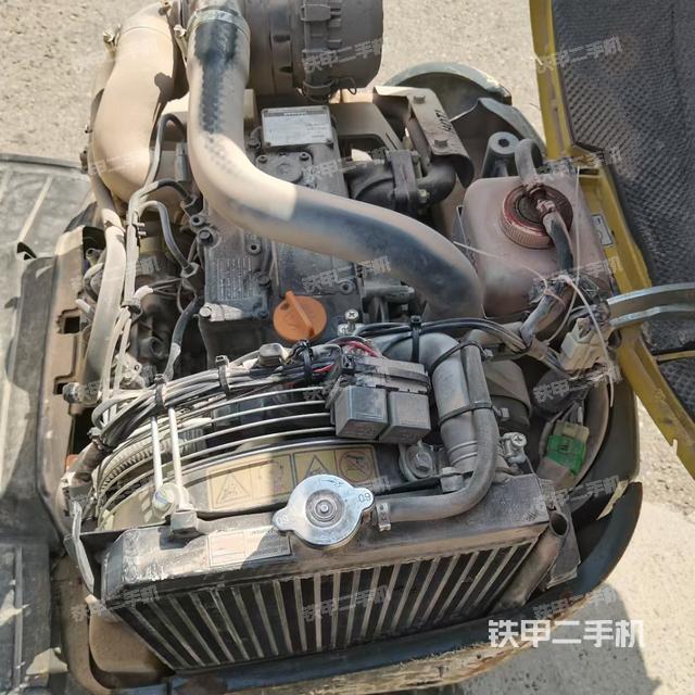 液压泵舱室正面整体（整机外观）