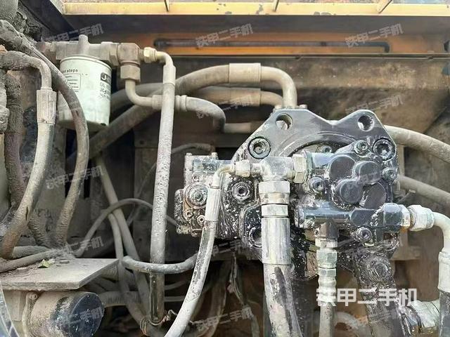 液压泵舱室正面整体（整机外观）