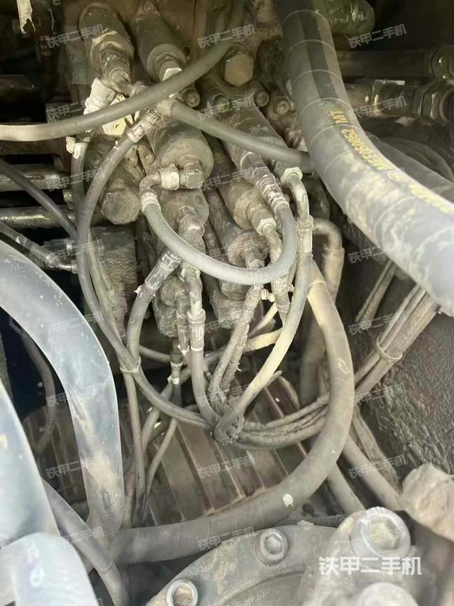 回转马达和主控阀（整机外观）