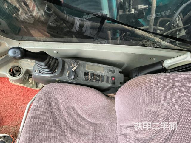 座椅右側(cè)控制臺/鑰匙門/油門/含右手柄(駕駛室部分) 座椅右側(cè)控制臺/鑰匙門/油門/含右手柄(駕駛室部分)