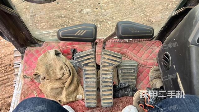 行走控制手柄和踏板?俯拍（駕駛室部分）