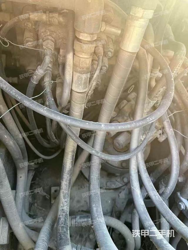 回轉(zhuǎn)馬達(dá)和主控閥(整機(jī)外觀) 回轉(zhuǎn)馬達(dá)和主控閥(整機(jī)外觀)