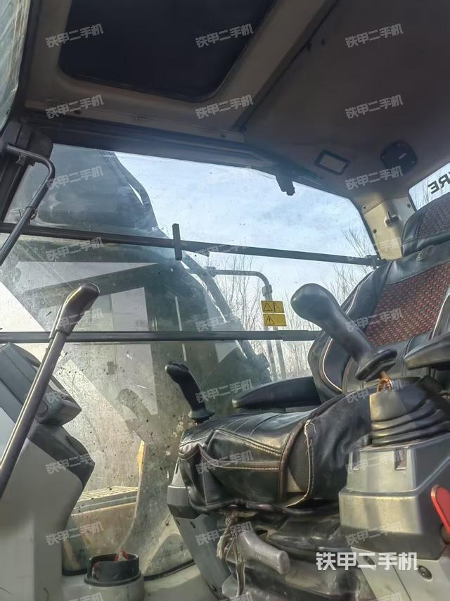 駕駛室整體(整機(jī)外觀) 駕駛室整體(整機(jī)外觀)