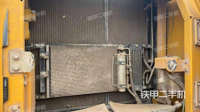 散熱器正面(大件艙室) 散熱器正面(大件艙室)