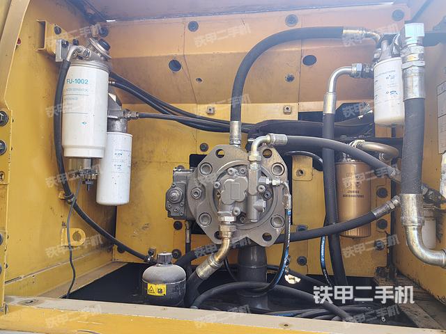 液壓泵艙室正面整體（整機外觀）