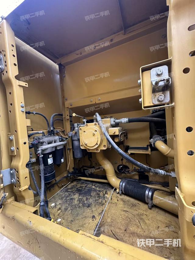 液压泵舱室正面整体（整机外观）