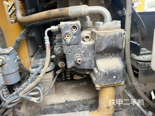 液压泵舱室正面整体（整机外观）