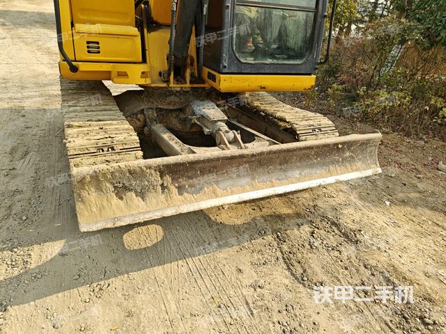 轉(zhuǎn)盤(pán)和下車(chē)架正前（工作和回轉(zhuǎn)裝置）