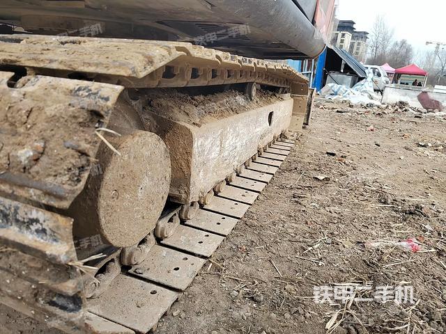 單側(cè)履帶整體(整機(jī)外觀) 單側(cè)履帶整體(整機(jī)外觀)