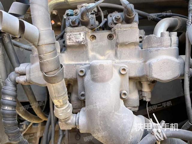 液压泵舱室正面整体（整机外观）