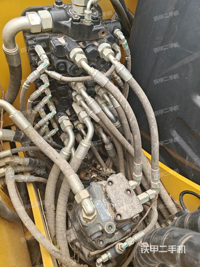 回轉(zhuǎn)馬達(dá)和主控閥（整機(jī)外觀）