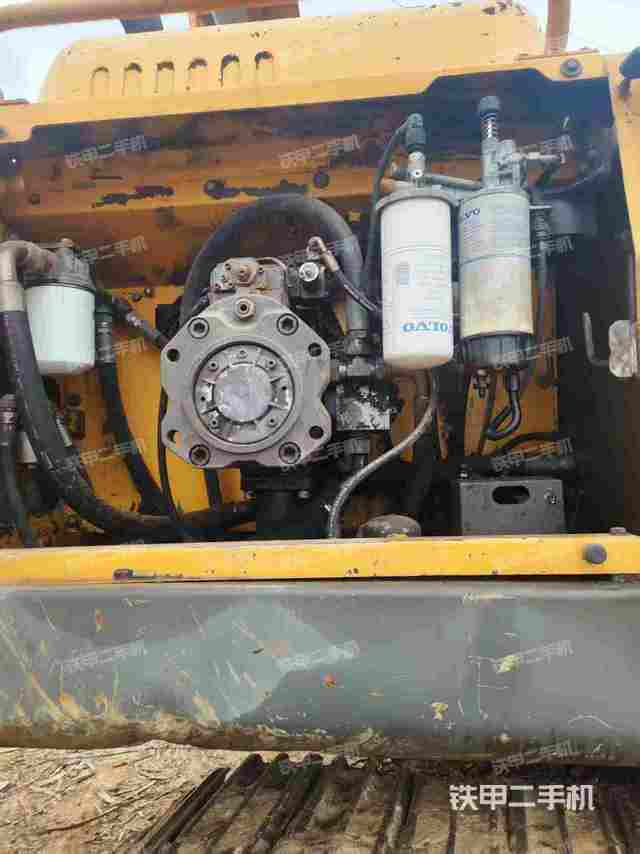 液压泵舱室正面整体（整机外观）