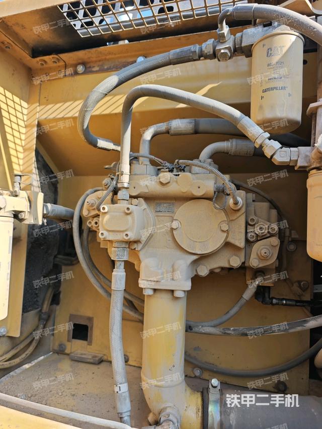 液壓泵艙室正面整體（整機外觀）