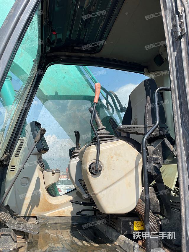 駕駛室整體（整機外觀）