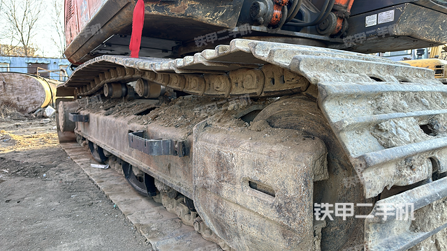 單側(cè)履帶整體(整機(jī)外觀) 單側(cè)履帶整體(整機(jī)外觀)