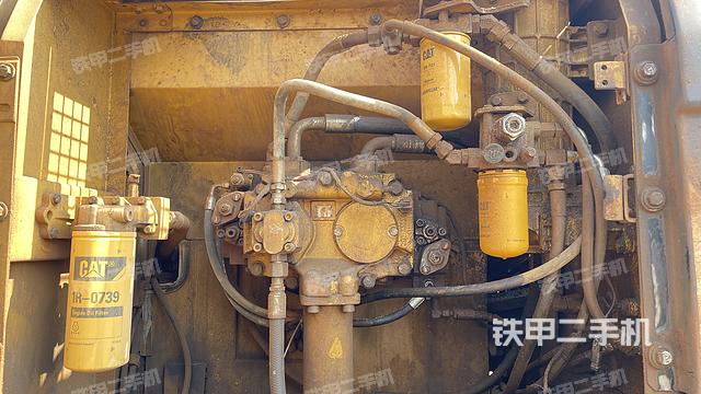 液压泵舱室正面整体（整机外观）