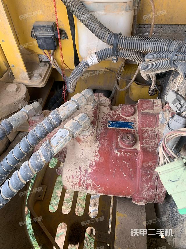 液压泵舱室正面整体（整机外观）