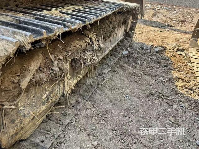 單側(cè)履帶整體(整機(jī)外觀) 單側(cè)履帶整體(整機(jī)外觀)